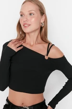 Trendyol čierny priliehavý crop s detailom príslušenstva, pružná pletená blúzka s cropom