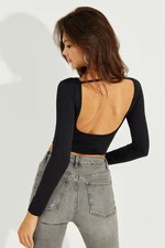 Stylový a sexy dámský černý crop top s otevřenými zády CY430