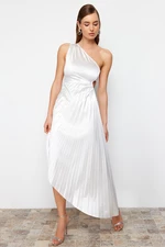 Asymetrické krémové večerné šaty z hodvábneho saténu s detailom záhybov od značky Trendyol