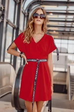 Waist dress with red belt