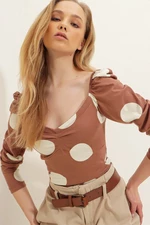 Trend Alaçatı Stili dámská karamelová vzorovaná halenka s polibkovým límcem, princeznovskými rukávy a měkkým texturovaným materiálem.
