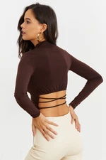 Chladné a sexy dámské hnědé crop top s otevřeným pasem IC115