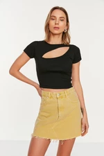 Trendyol černý přiléhavý crop top s výstřihem a žebrovaným úpletem