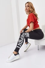 Fitted leggings with black lettering