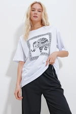 Trend Alaçatı Stili Women's White Crew Neck Stoned Elephant Printed Oversize T-Shirt