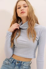 Trend Alaçatı Stili Damska bluzka z golfem w kolorze baby blue prążkowanym golfem basic crop body