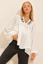 Trend Alaçatı Stili Women's White V-Neck Embroidery Textured Blouse