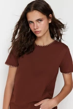 Hnědé 100% bavlněné základní tričko s kulatým výstřihem a kontrastním prošíváním od značky Trendyol